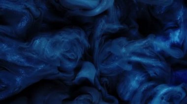 Sıvı boya girdap hareketi yapar. Parıltı dumanı yayılıyor. Pembe mor duman yayılıyor. Yaratıcı soyut sanat arkaplanı.