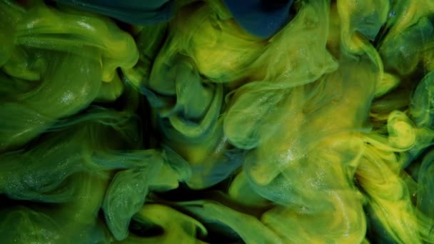 Зелено Жовта Фарба Розмиває Один Одного Воді Чорному Тлі Кольорові — стокове відео