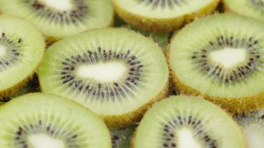 Yeşil Kivi Meyveleri Siyah Arkaplanda Yavaşça Dilimleniyor. Taze ve Sulu