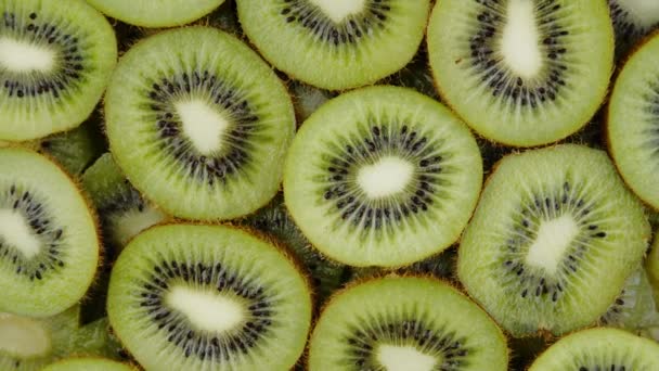 Fette Kiwi Verde Ruotano Lentamente Sfondo Nero Fresco Succoso — Video Stock