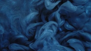 Sıvı boya girdap hareketi yapar. Parıltı dumanı yayılıyor. Pembe mor duman yayılıyor. Yaratıcı soyut sanat arkaplanı.