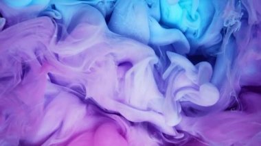 Pembe ve Mavi Mürekkep Bulutu çarpışması. Suyun içinde boya karışımı. Ağır çekim. Kara Arkaplan. Soyut Hareket Arkaplanı, Sanat Efektleri