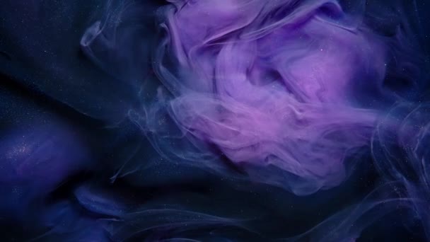 液体は旋回する動きを描く グリッターの香りが広がります ピンク紫色の煙が広がっている 創作抽象美術の背景 — ストック動画