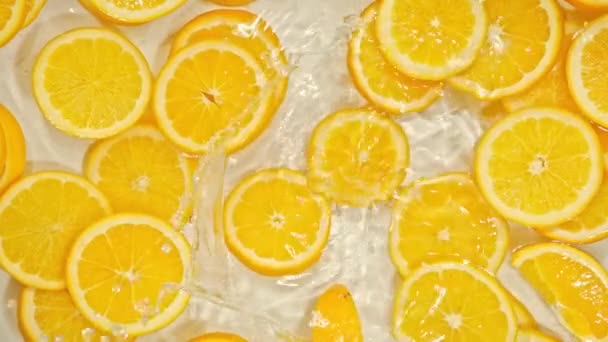 Close Van Vallende Gesneden Limoenen Sinaasappelen Citroenen Het Water Oranje — Stockvideo
