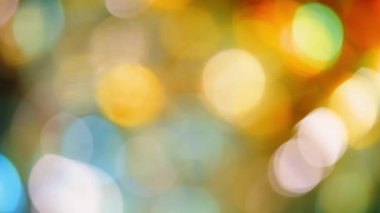 Mutlu Noel tatili için dekorasyon. Mutlu yıllar. Parıldayan Mavi ve Turuncu Yumuşak-Odaklı Işıklar yanıp sönüyor. Odaklanma özellikleri. Lens Bokeh. İşaret fişeği. Karanlık Arkaplan. Kapat.