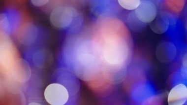 Mutlu Noel tatili için dekorasyon. Mutlu yıllar. Parıldayan Mavi ve Turuncu Yumuşak-Odaklı Işıklar yanıp sönüyor. Odaklanma özellikleri. Lens Bokeh. İşaret fişeği. Karanlık Arkaplan. Kapat.