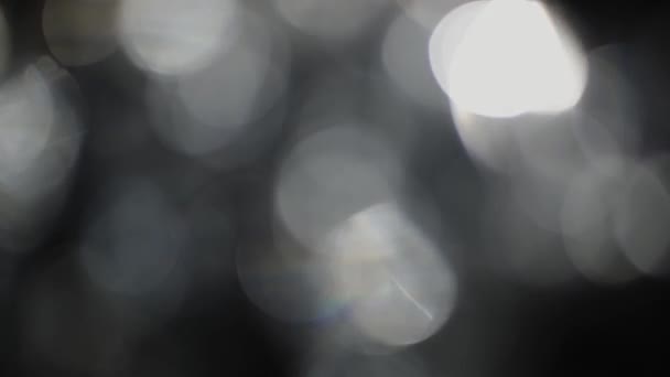 白色灯罩在黑色背景上的漏电 Bokeh运动与自然照明灯的波克效应 — 图库视频影像