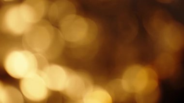 Çok renkli ışık siyah arkaplanda 4K görüntü sızdırıyor. Stüdyoda gaz sızıntısı var. Doğal aydınlatma ışınları bokeh etkisi. Çekimlerinizi birleştirmek, videoyu biçimlendirmek, geçişlerinizi