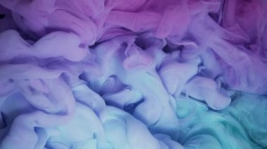 Pembe ve Mavi Mürekkep Bulutu çarpışması. Suyun içinde boya karışımı. Ağır çekim. Kara Arkaplan. Soyut Hareket Arkaplanı, Sanat Efektleri