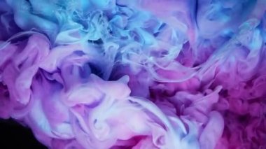 Pembe ve Mavi Mürekkep Bulutu çarpışması. Suyun içinde boya karışımı. Ağır çekim. Kara Arkaplan. Soyut Hareket Arkaplanı, Sanat Efektleri