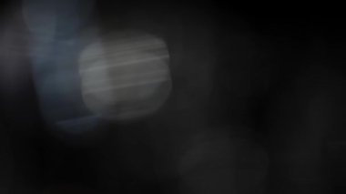 Bokeh of White Lights Siyah Arkaplan 'a sızıyor. Bokeh ve Doğal Işıklandırma Işıklarının Hareketi Bokeh Efekti