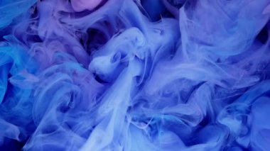 Sol taraftan mavi mürekkep suyu patlaması. Beyaz arka planda suluboya mürekkep. Güçlü bir mavi renk patlaması. Mavi boya sızıntısı.