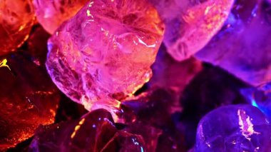 Çok renkli boyalar buz küplerinin yüzeyine yayılır ve uçağa doğru akar. Buz küpleri boya yayıyor. Donmuş su, küp şeklinde bir piramit..