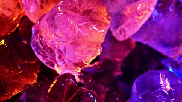 Різнокольорова Фарба Поширюється Поверхні Кубиків Льоду Тече Площину Кубики Льоду — стокове відео
