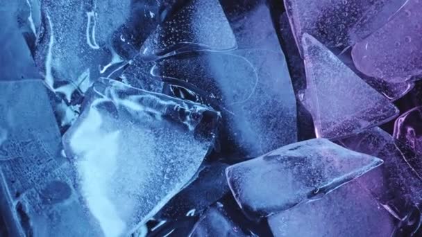Schöne Eishöhle Mit Eiszapfen Und Erstaunlichem Licht Sanfte Kamerafahrt Durch — Stockvideo