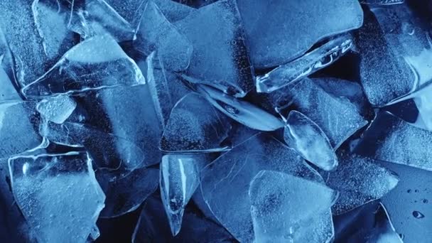 Schöne Eishöhle Mit Eiszapfen Und Erstaunlichem Licht Sanfte Kamerafahrt Durch — Stockvideo