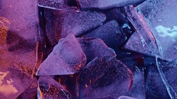色火の上の氷のキューブ 抽象的な壁紙 — ストック動画