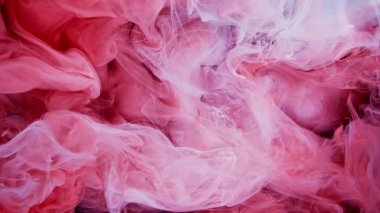 Suda beyaz ve kırmızı mürekkep, boya karışımı. Renkli kırmızı ve beyaz boya damlaları suya karışıyor..