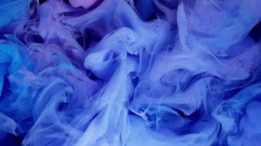 Pembe ve Mavi Mürekkep Bulutu çarpışması. Suyun içinde boya karışımı. Ağır çekim. Kara Arkaplan. Soyut Hareket Arkaplanı, Sanat Efektleri