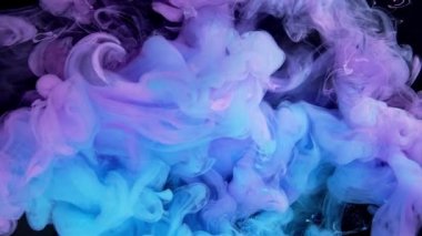Pembe ve Mavi Mürekkep Bulutu çarpışması. Suyun içinde boya karışımı. Ağır çekim. Kara Arkaplan. Soyut Hareket Arkaplanı, Sanat Efektleri