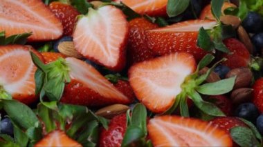 Çilek, Yabanmersini ve Böğürtlen Koleksiyonu: Kara Arkaplanda Vahşi Orman Çilekleri.