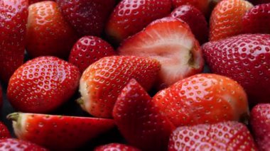 Çilek arka plan. Pazar sayaçta kırmızı olgun organik çilek. UHD, 4k