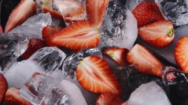 Buzlu çilek parçaları.