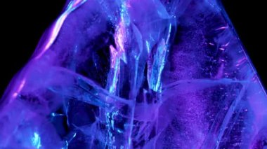 Su kabarcıkları olan su altı buzları. Güzel mavi sualtı buzunun makro çekimi..