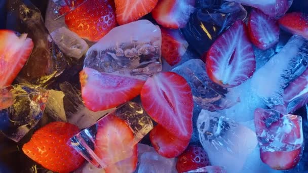 Buz Küplerindeki Taze Çileklerin Üzerine Düşen Buz Parçaları Siyah Arka — Stok video