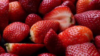 Olgun Kırmızı Çilek Hasadı, Yakın plan, Çilek Rotasyonu. İzole edilmiş taze çilekler. Vejetaryen yemeği. Soyut Çilek Arkaplanı. Meyveler, meyveler..