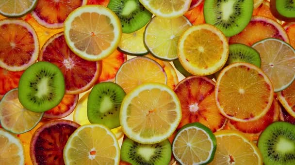 Färska Tropiska Kiwi Och Citronskivor Isolerade Vit Bakgrund Naturlig Frukt — Stockvideo