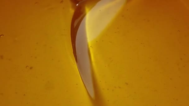 Miel Goteando Cazo Miel Sobre Fondo Blanco Tono Amarillo — Vídeos de Stock