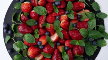 Nane şekerli doğranmış çilek, krema için hazır.