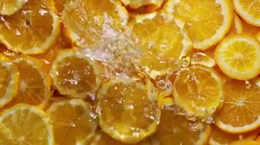 Turuncu arkaplandaki yavaş çekim damlası.