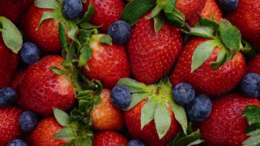 Çilekler yavaşça arkaplanı kapatır