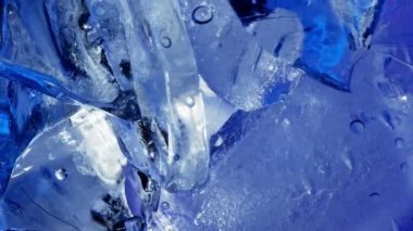 Buz küpleri yakın plan, soyut arkaplan.