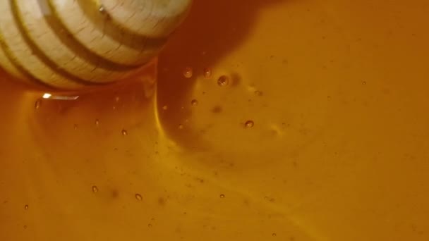 蜂蜜滴从蜂蜜泡芙白色的背景 黄色的色调 — 图库视频影像