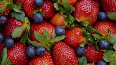 Çilekler yavaşça arkaplanı kapatır