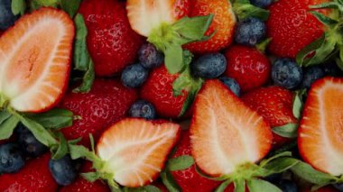 Sepette taze çilek, ahşap arka planda kırmızı çilek ya da hula çileği..