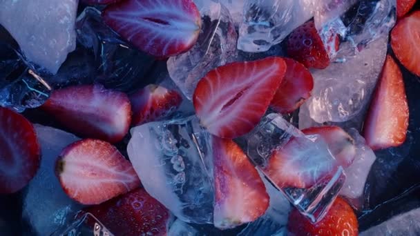 Куски Льда Падающие Свежую Клубнику Кубиках Льда Натуральные Органические Фрукты — стоковое видео