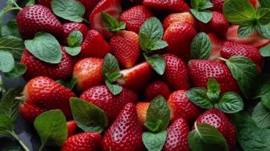 Taze toplanmış çileklerle dolu bir sepet, canlı kırmızı renkleri ve duyularını cezbeden tatlı aromaları.