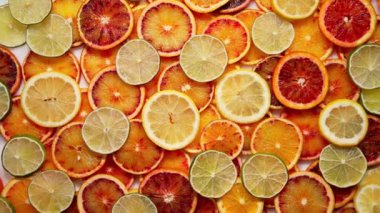 Dilimlenmiş narenciye meyvesi. Limon. Kireç. Turuncu.