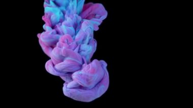 Puslu Leylak Gökyüzü: Gökyüzü Mavisi ve Leylak Boya Harman Biçimleri Kara Tuval Üzerinde Sersemletici Bulutlar.