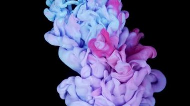 Mistik Gece Yarısı Gökyüzü: Büyüleyici Mavi ve Leylak Boyası Kara Bulutlarda Büyüleyici Bulutlar Oluşturdu.