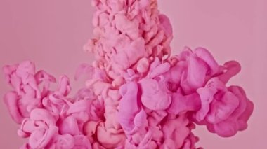 Pembe ve beyaz boya suya düşer. Güzel, yumuşak renkler.