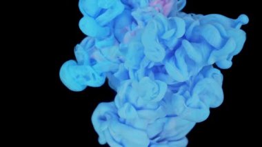 Suya yayılan mavi pembe simli mürekkep. Soyut arkaplan