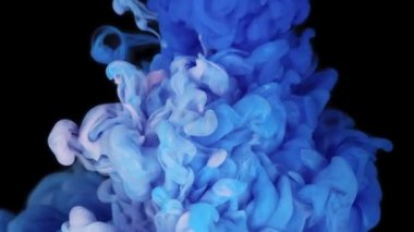 Suya karıştırılmış beyaz ve mavi soyut mürekkep.