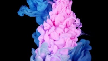 Suya yayılan mavi pembe simli mürekkep. Soyut arkaplan