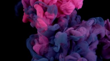 Soyut Sıvı Sanatı: Suda Kırmızı ve Mavinin Büyüleyici Renk Füzyonu - Yavaş Hareket ve Siyah Arkaplan