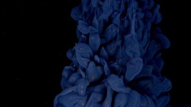 Suyun içinde çözünen renkli Koyu Gri Boya Damlası - Sualtı Mürekkebi Girdabı, siyah üzerine izole edilmiş.